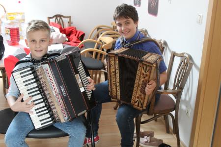 »Mamica je kakor zarja« (1)